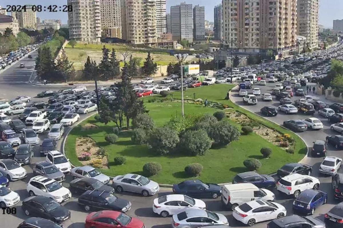 В Баку неисправный автомобиль вызвал затор на дороге - ФОТО